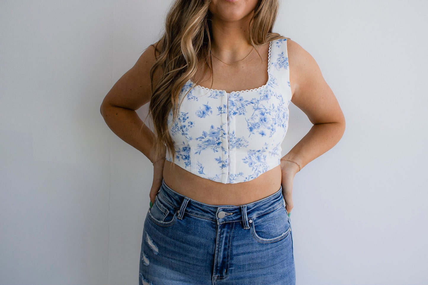 Floral Front Hook & Eye Sleeveless Crop Top